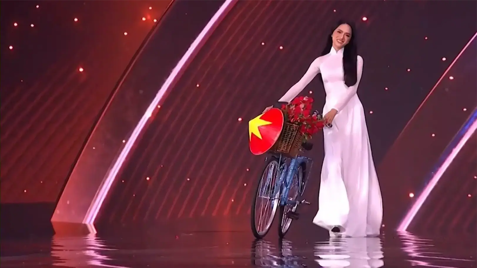 Hương Giang mang áo dài trắng đến Hoa hậu hoàn vũ 2025